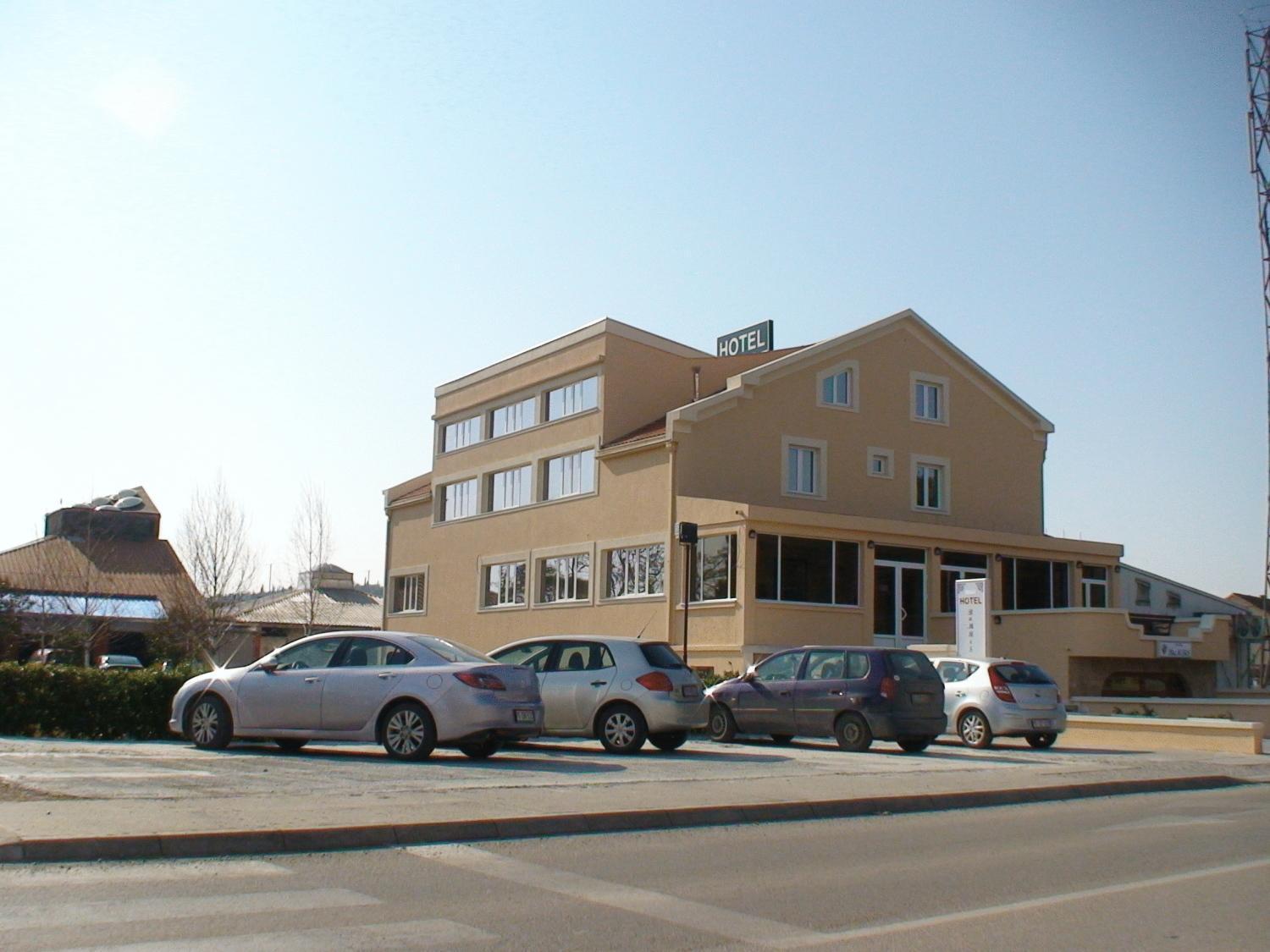 Mali Hotel Bambis Podgorica Zewnętrze zdjęcie