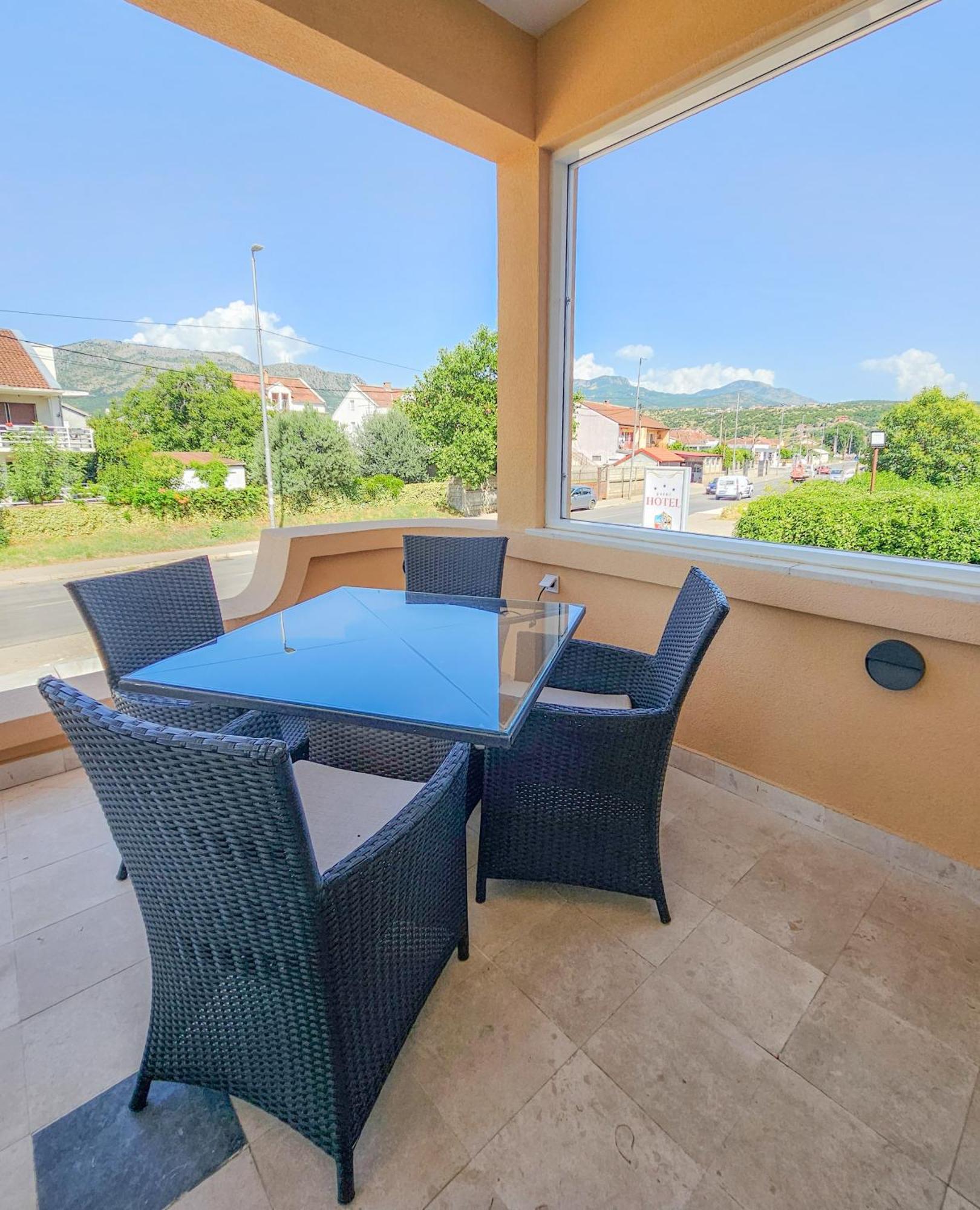 Mali Hotel Bambis Podgorica Zewnętrze zdjęcie
