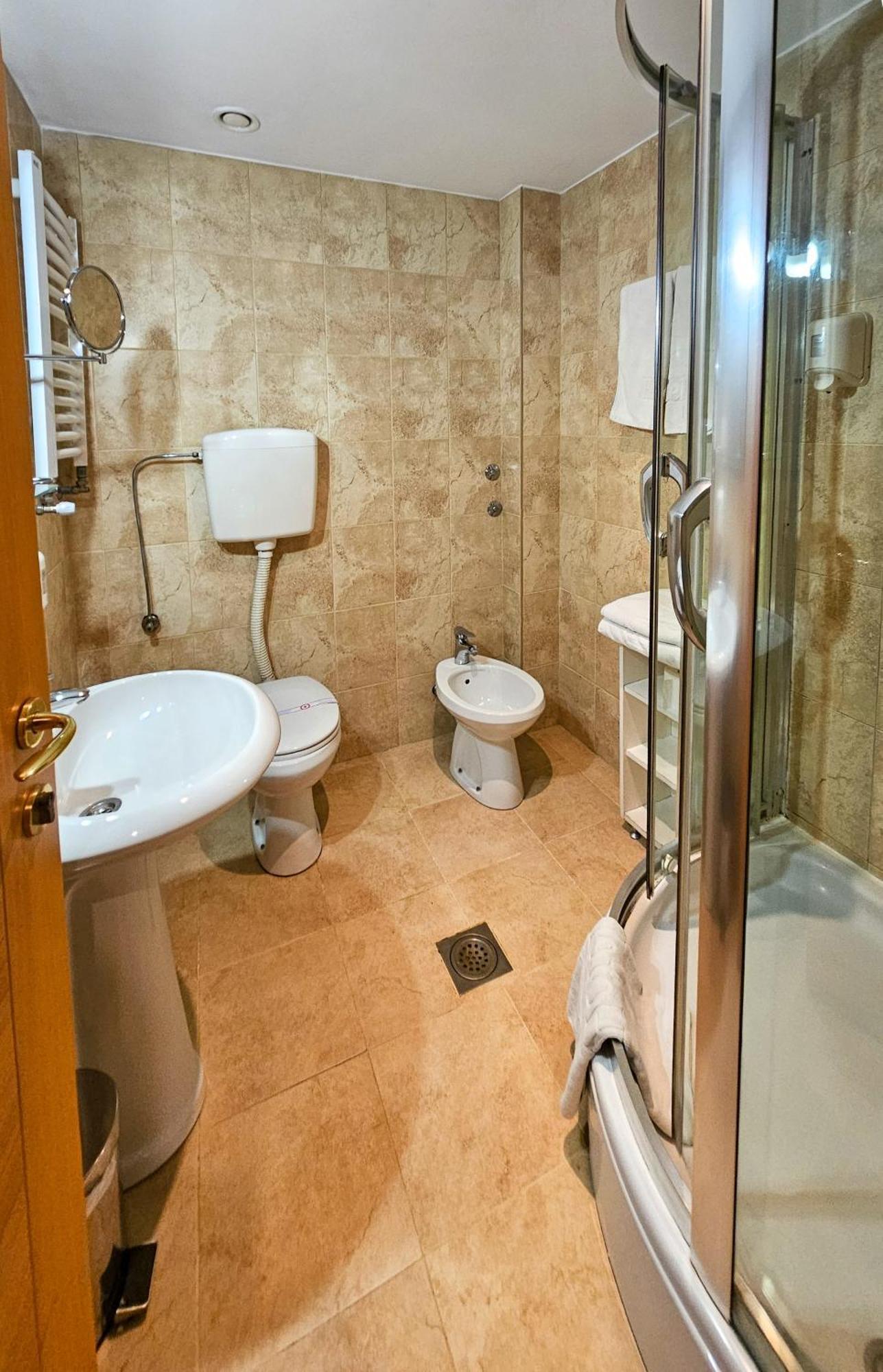 Mali Hotel Bambis Podgorica Zewnętrze zdjęcie
