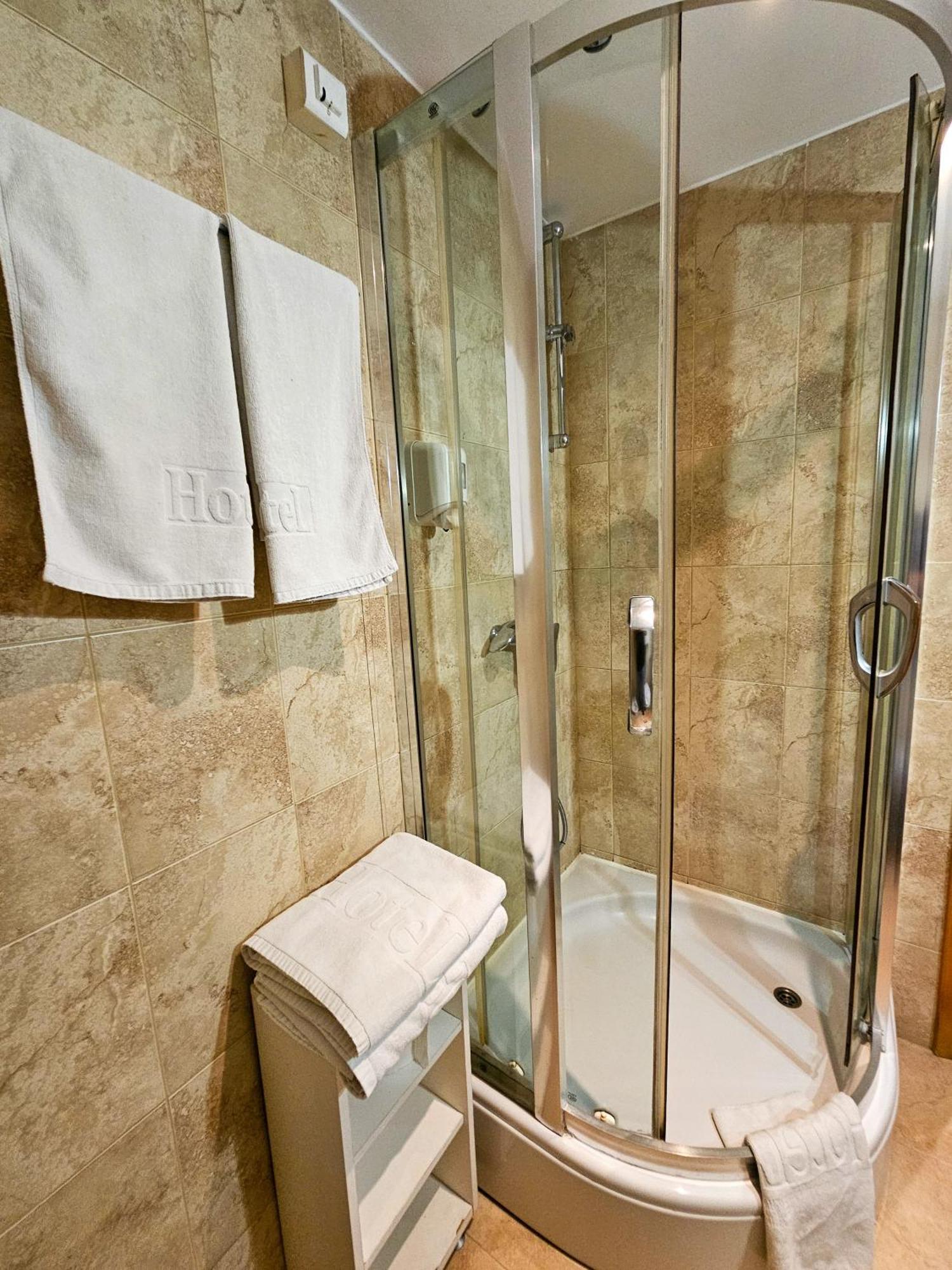 Mali Hotel Bambis Podgorica Zewnętrze zdjęcie
