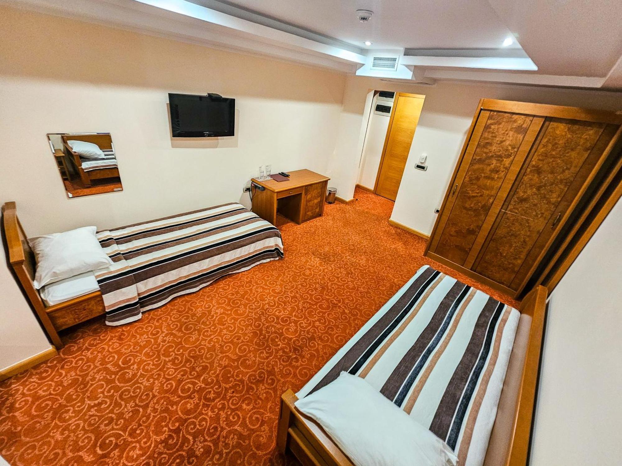 Mali Hotel Bambis Podgorica Zewnętrze zdjęcie