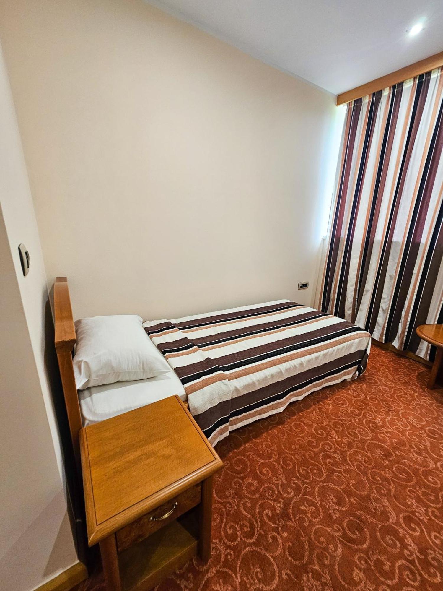 Mali Hotel Bambis Podgorica Zewnętrze zdjęcie