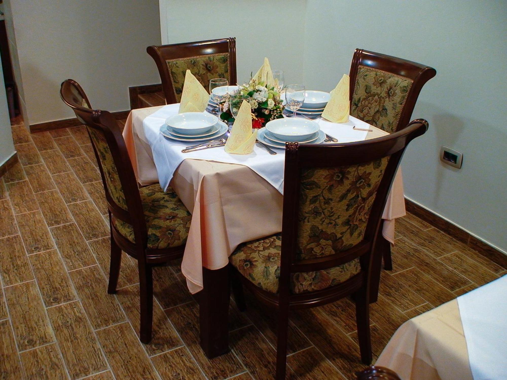 Mali Hotel Bambis Podgorica Zewnętrze zdjęcie