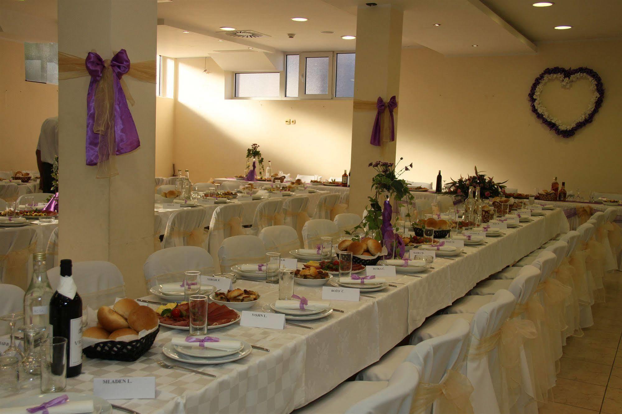 Mali Hotel Bambis Podgorica Zewnętrze zdjęcie