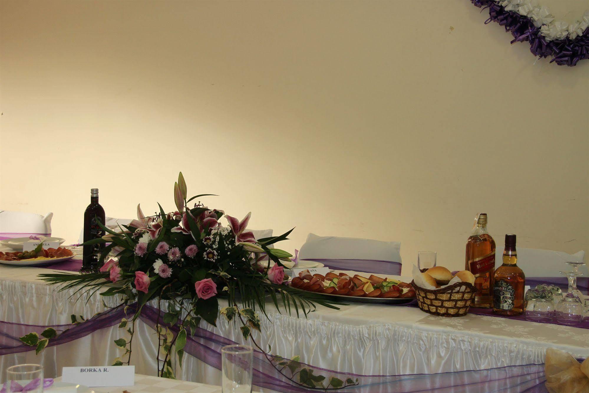 Mali Hotel Bambis Podgorica Zewnętrze zdjęcie