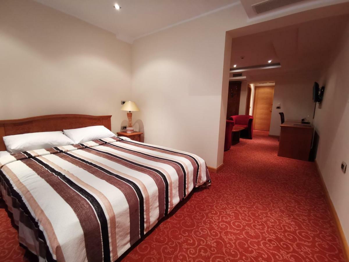 Mali Hotel Bambis Podgorica Zewnętrze zdjęcie