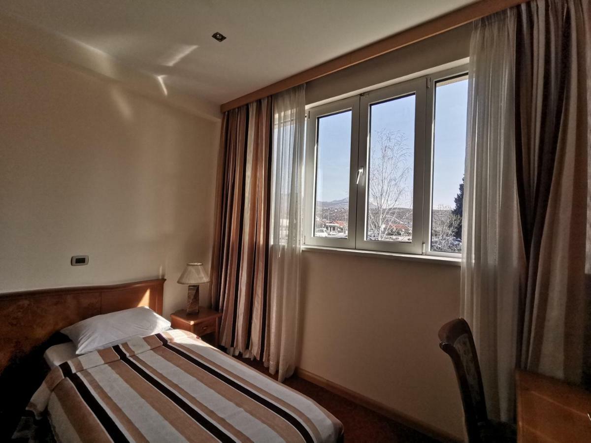 Mali Hotel Bambis Podgorica Zewnętrze zdjęcie