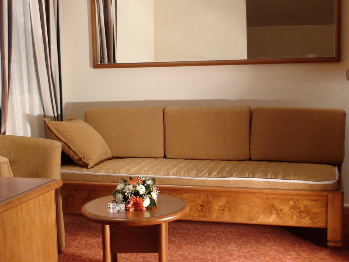 Mali Hotel Bambis Podgorica Zewnętrze zdjęcie