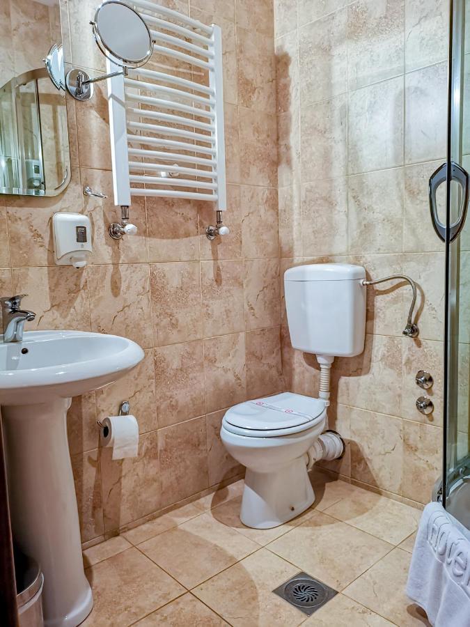 Mali Hotel Bambis Podgorica Zewnętrze zdjęcie